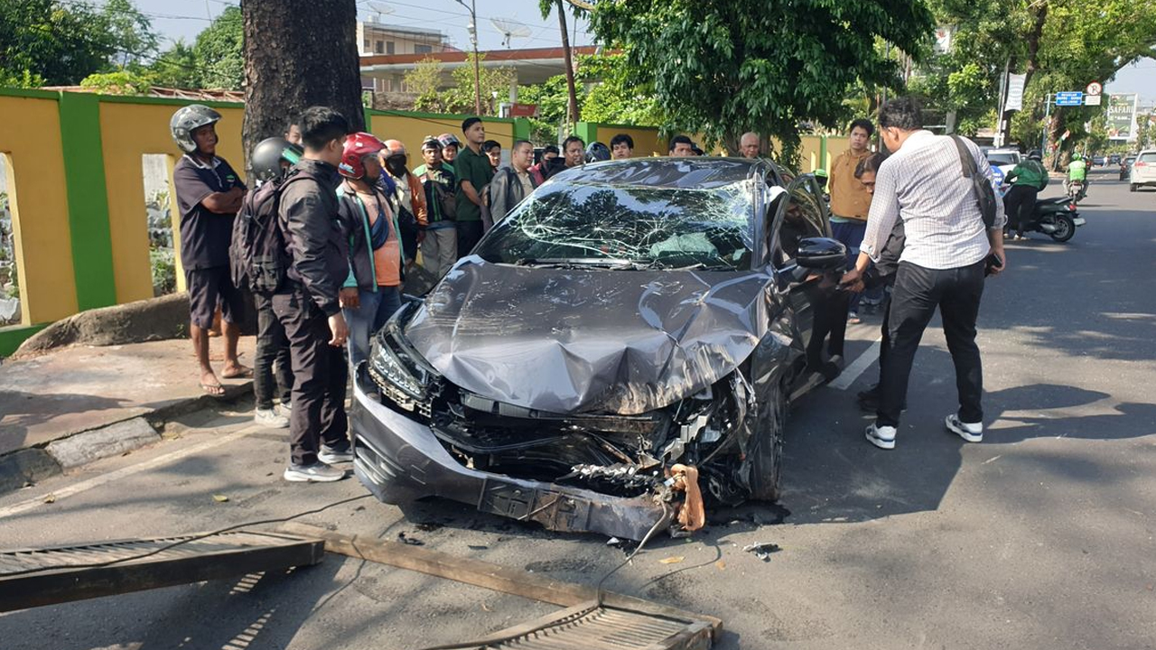 Heboh! Honda City Tabrak Pohon di Medan, Mobil Hancur Parah